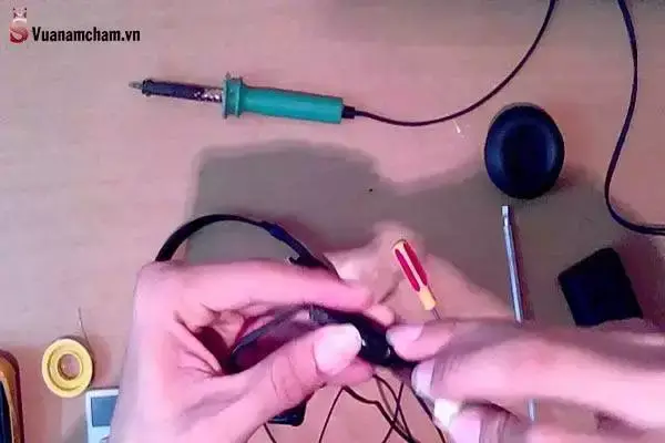 Tai nghe chỉ nghe được 1 bên - nguyên nhân và cách khắc phục 6 Sửa tai nghe do đứt dây