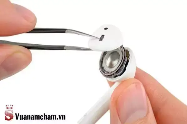 Tai nghe chỉ nghe được 1 bên - nguyên nhân và cách khắc phục 7 Sửa tai nghe do hỏng loa
