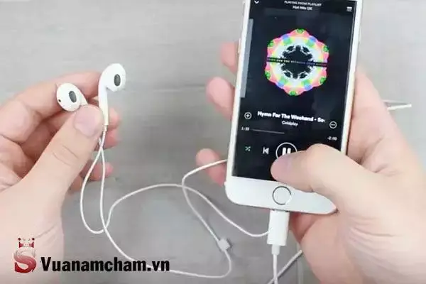 Tai nghe chỉ nghe được 1 bên - nguyên nhân và cách khắc phục 3 Vệ sinh jack cắm tai nghe không sạch