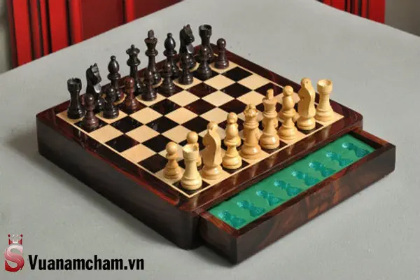 Bộ cờ vua nam châm - Nơi mua uy tín giá tốt 2023 6 Phần lớn các thiết kế là cờ vua gỗ cao cấp có nam châm, bảng cờ từ tính kết hợp với các quân cờ có gắn nam châm