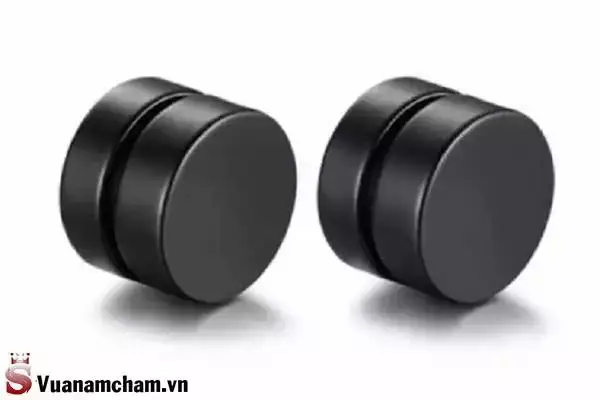 Khuyên tai nam châm - 3 mẫu khuyên tai chị em nào cũng thích 3 Khuyên tai nam châm tròn đen tăng cá tính